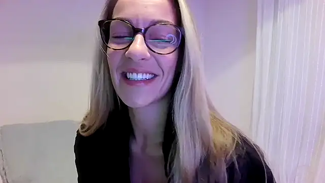 Snapshot of Edenfox- chatting on October 24, 10:06 pm Edenfox- online show from October 24, 10:06 pm