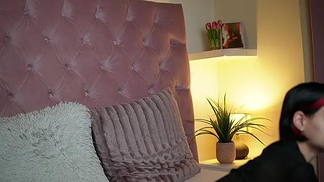 Snapshot of MaiaMini chatting on December 18, 9:10 pm MaiaMini online show from December 18, 9:10 pm