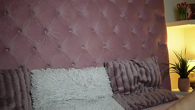 Snapshot of MaiaMini chatting on January 13, 8:58 pm MaiaMini online show from January 13, 8:58 pm