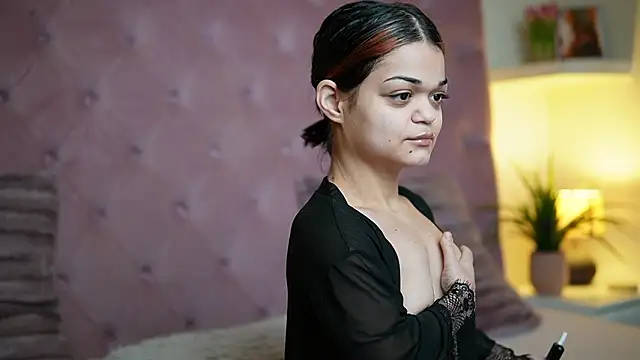 Snapshot of MaiaMini chatting on February 21, 10:33 pm MaiaMini online show from February 21, 10:33 pm