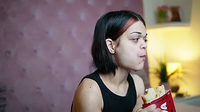 Snapshot of MaiaMini chatting on February 24, 11:36 pm MaiaMini online show from February 24, 11:36 pm