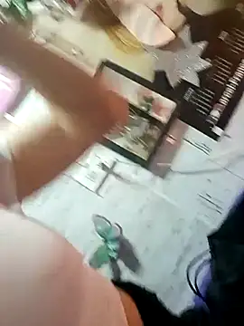 Snapshot of Coeur_de_luxure chatting on February 21, 9:32 pm Coeur de luxure online show from February 21, 9:32 pm