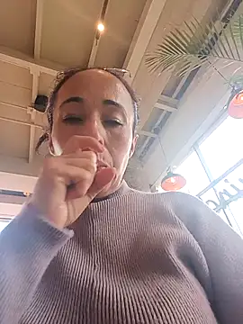 Snapshot of Coeur_de_luxure chatting on September 23, 2:53 pm Coeur de luxure online show from September 23, 2:53 pm