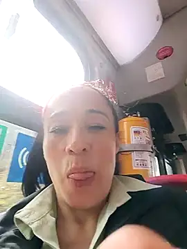 Snapshot of Coeur_de_luxure chatting on October 2, 7:54 pm Coeur de luxure online show from October 2, 7:54 pm