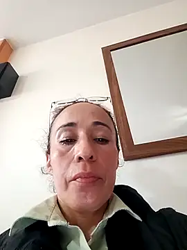 Snapshot of Coeur_de_luxure chatting on October 31, 7:04 pm Coeur de luxure online show from October 31, 7:04 pm