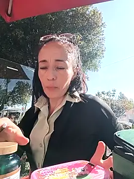 Snapshot of Coeur_de_luxure chatting on December 17, 1:50 pm Coeur de luxure online show from December 17, 1:50 pm