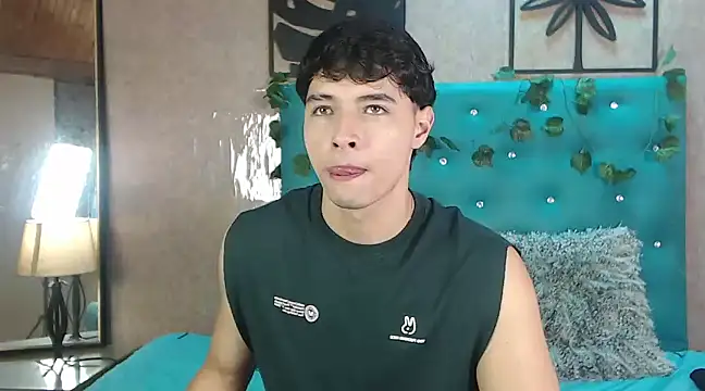Snapshot of LiamAndrewzz chatting on February 18, 6:58 pm LiamAndrewzz online show from February 18, 6:58 pm