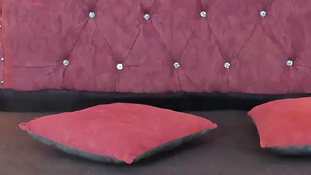 Snapshot of ValentinaGuerra chatting on December 1, 1:32 am ValentinaGuerra online show from December 1, 1:32 am