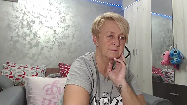 RosesandLillies online show from April 11, 4:00 pm