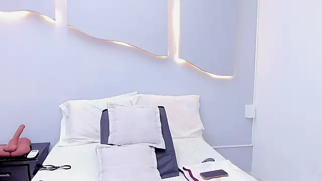 EmilyDiaaz online show from April 15, 12:23 pm