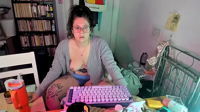 Snapshot of Rosiee69_ chatting on November 9, 2:26 pm Rosiee69 online show from November 9, 2:26 pm