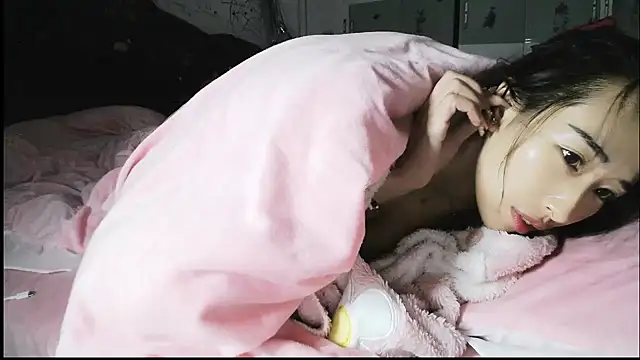 Snapshot of hebe-02 chatting on November 10, 3:00 pm hebe-02 online show from November 10, 3:00 pm