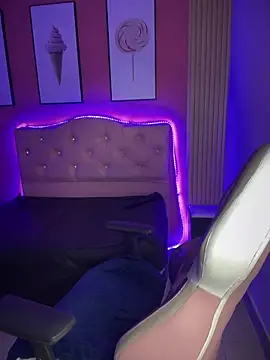 Snapshot of Emily-teen chatting on February 23, 1:21 pm Emily-teen online show from February 23, 1:21 pm