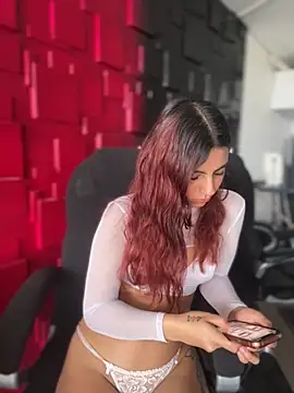 Snapshot of Emily-teen chatting on November 21, 1:32 pm Emily-teen online show from November 21, 1:32 pm