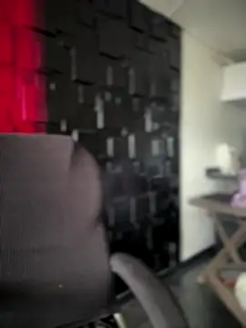 Snapshot of Emily-teen chatting on November 24, 1:22 pm Emily-teen online show from November 24, 1:22 pm