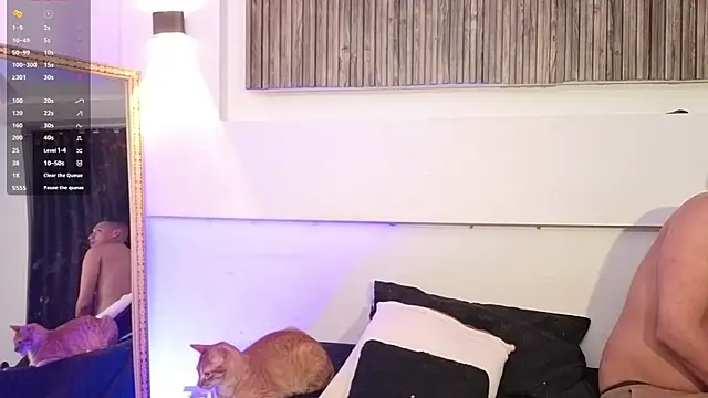 Snapshot of aron_and_paula chatting on October 22, 5:08 am aron and paula online show from October 22, 5:08 am