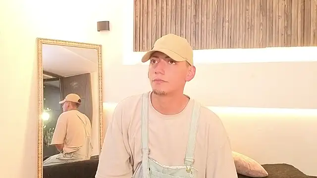 Snapshot of aron_and_paula chatting on December 3, 12:29 am aron and paula online show from December 3, 12:29 am