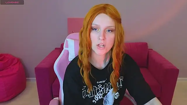 Snapshot of KristinMoore chatting on March 22, 1:43 am KristinMoore online show from March 22, 1:43 am