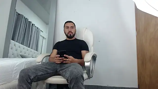 Snapshot of sebastian_colle chatting on March 2, 12:01 pm sebastian colle online show from March 2, 12:01 pm