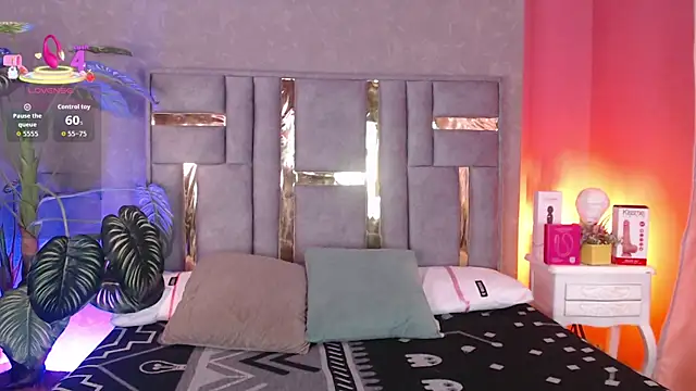 Tyla Ks online show from November 15, 8:05 pm