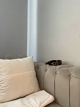 laraaaaaa online show from February 12, 7:47 am