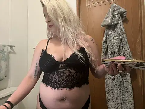 Snapshot of sexylilb17 chatting on March 18, 3:20 am sexylilb17 online show from March 18, 3:20 am