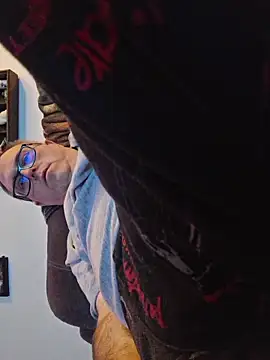 Snapshot of Smallone327 chatting on February 6, 9:01 am Smallone327 online show from February 6, 9:01 am