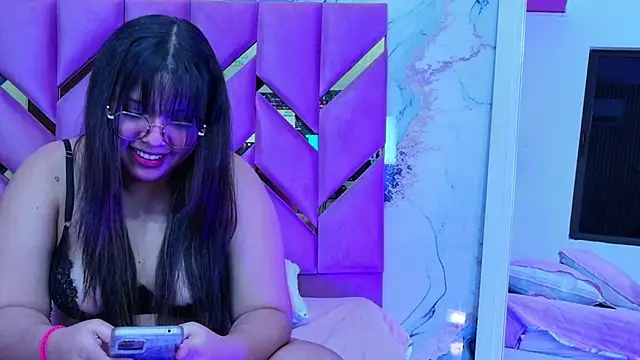 Snapshot of innocenthazel chatting on December 2, 3:34 am innocenthazel online show from December 2, 3:34 am