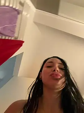 Mia Splash online show from April 5, 8:33 am