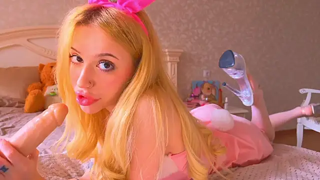 Snapshot of _BunnyDollStella_ chatting on October 5, 5:28 am BunnyDollStella online show from October 5, 5:28 am