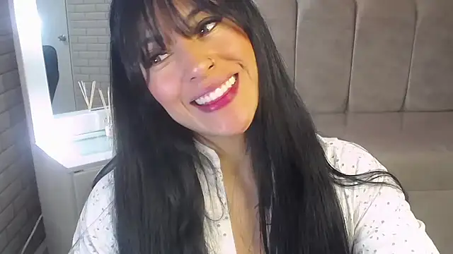 Snapshot of Isabella_Collen_v chatting on May 7, 1:16 pm Isabella Collen v online show from May 7, 1:16 pm