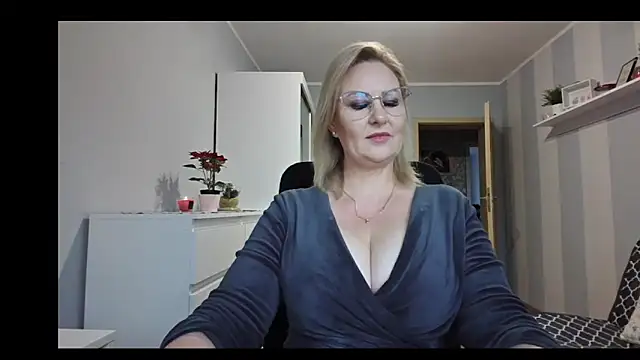 Snapshot of DianaLive chatting on December 16, 7:24 am DianaLive online show from December 16, 7:24 am