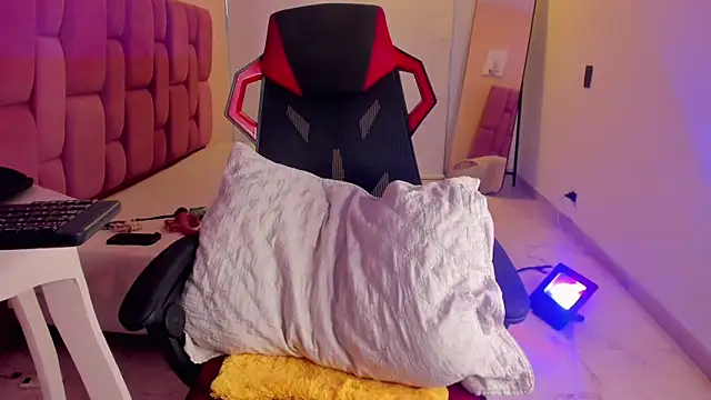 CHANELL 11INCHES online show from December 4, 9:45 pm