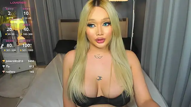 Snapshot of KylieSonique chatting on March 12, 8:19 am KylieSonique online show from March 12, 8:19 am