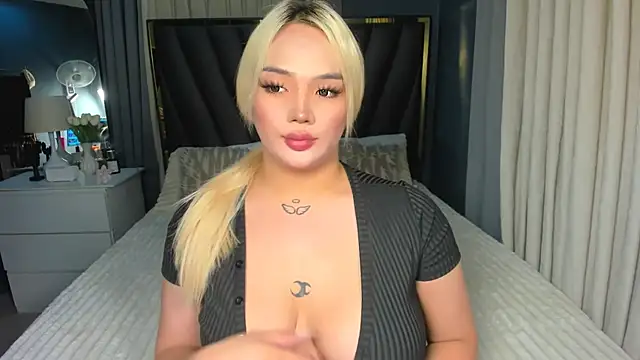 Snapshot of KylieSonique chatting on October 10, 4:33 am KylieSonique online show from October 10, 4:33 am