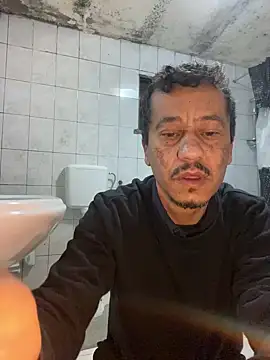 Snapshot of rogerdik76 chatting on February 6, 6:29 am rogerdik76 online show from February 6, 6:29 am