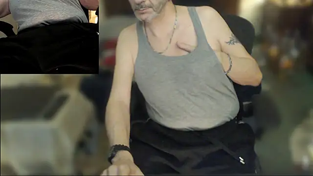 Snapshot of maxdaddy690 chatting on April 28, 9:31 pm maxdaddy690 online show from April 28, 9:31 pm