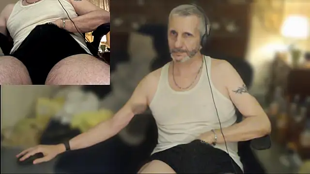 Snapshot of maxdaddy690 chatting on May 18, 10:26 pm maxdaddy690 online show from May 18, 10:26 pm