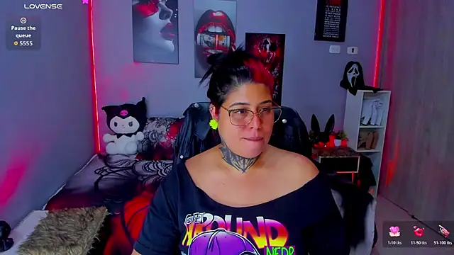 Snapshot of Veronika_metal chatting on October 31, 4:02 am Veronika metal online show from October 31, 4:02 am