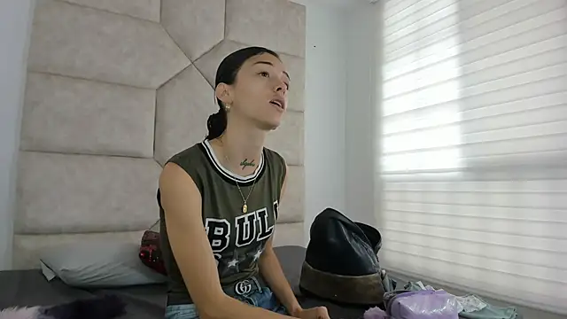 Snapshot of Vaiolett_Smith chatting on September 27, 1:27 pm Vaiolett Smith online show from September 27, 1:27 pm