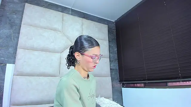 Vaiolett Smith online show from April 13, 2:44 pm