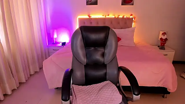 Emily Warren  online show from November 24, 7:46 pm