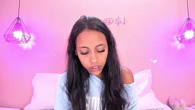 Snapshot of alahia_betancurx chatting on March 6, 12:19 pm alahia betancurx online show from March 6, 12:19 pm