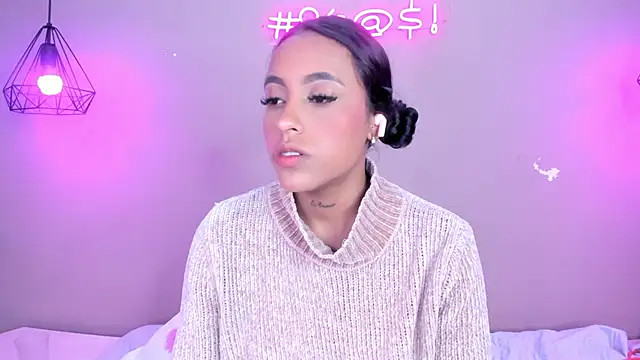 Snapshot of alahia_betancurx chatting on March 7, 2:45 pm alahia betancurx online show from March 7, 2:45 pm