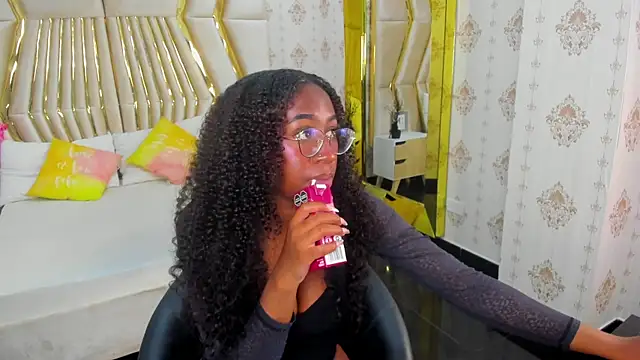 Snapshot of Qeen_blackk chatting on March 21, 6:51 pm Qeen blackk online show from March 21, 6:51 pm