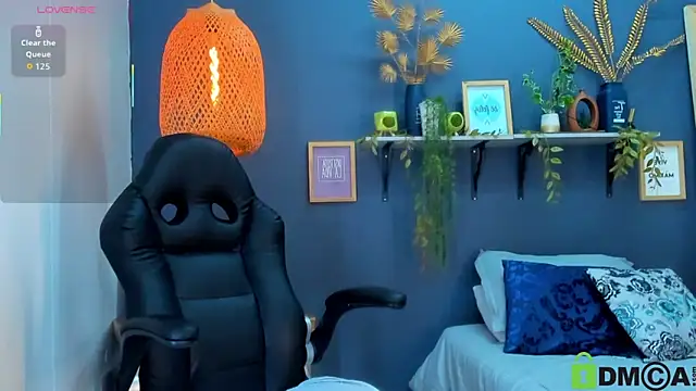 Snapshot of yessila_parker chatting on October 18, 2:36 am yessila parker online show from October 18, 2:36 am