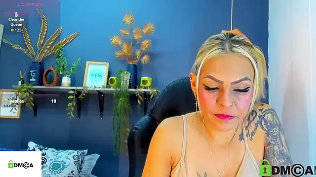 Snapshot of yessila_parker chatting on October 24, 2:30 am yessila parker online show from October 24, 2:30 am