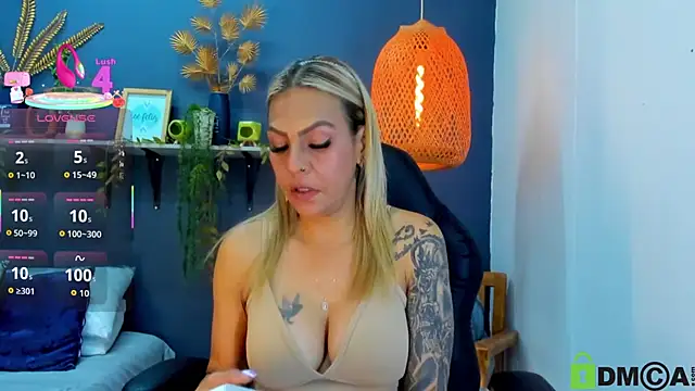 Snapshot of yessila_parker chatting on November 11, 1:49 am yessila parker online show from November 11, 1:49 am