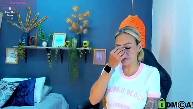 Snapshot of yessila_parker chatting on November 19, 2:22 am yessila parker online show from November 19, 2:22 am