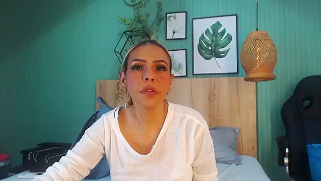 Snapshot of yessila_parker chatting on December 3, 5:44 pm yessila parker online show from December 3, 5:44 pm